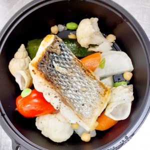 Dos de loup épais rôti, légumes, bisque de homard