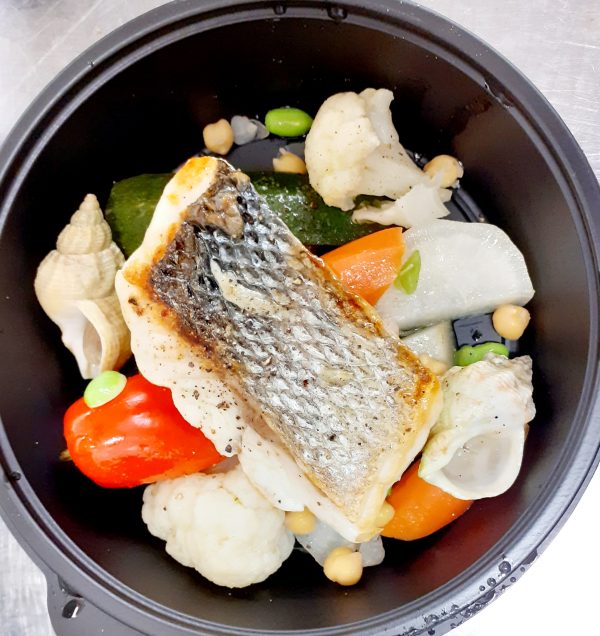 Dos de loup épais rôti, légumes, bisque de homard