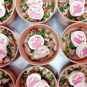 Selle d’agneau rôtie farcie aux olives, artichauts violets